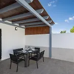 Home2book Bright With Pool, コラレホ