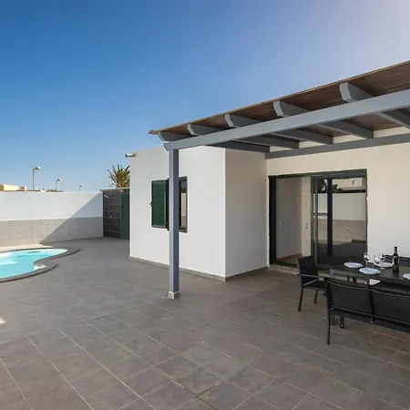 Willa Home2book Bright With Pool, Corralejo