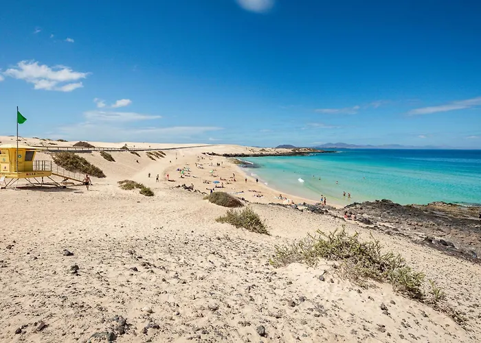 Home2book Bright With Pool, Willa